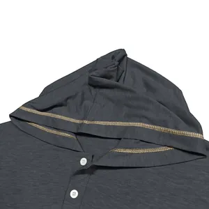 Gros plan d'un t-shirt Henley à capuche gris foncé avec des coutures contrastées