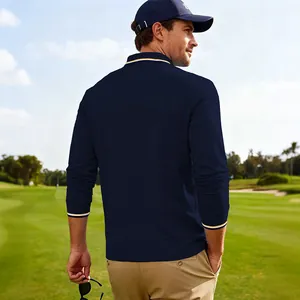Vue arrière d'un polo à manches longues bleu marine pour homme sur un terrain de golf