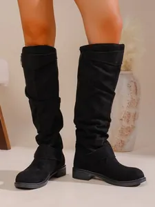 Detailansicht der schwarzen Wildleder-Faltenstiefel mit dicker Sohle für Damen
