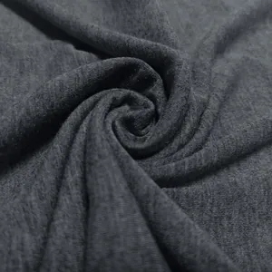 Gros plan sur la texture du tissu jersey gris foncé respirant pour les t-shirts et hauts.