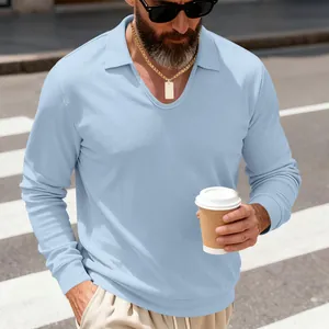 Détail d'un polo à manches longues en maille gaufrée bleu clair dans un cadre urbain