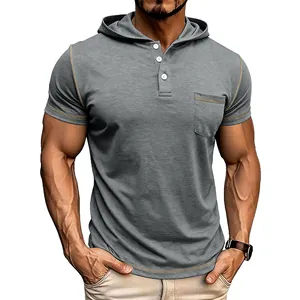 Vue détaillée d'un t-shirt Henley gris à manches courtes avec coutures contrastées.