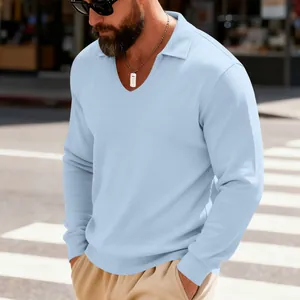 Vue détaillée polo manches longues en maille gaufrée bleu clair pour homme avec col.