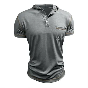 Détail d'un t-shirt Henley gris à manches courtes et capuche avec coutures contrastées.