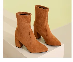 Detailansicht der Wildleder-Stiefeletten mit spitzer Zehenpartie und Blockabsatz.