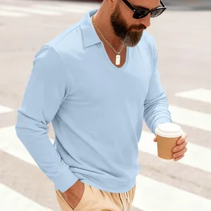Gros plan sur le tissage gaufré bleu clair de ce polo à manches longues pour hommes