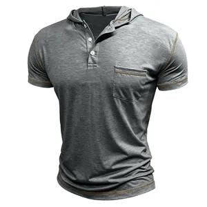 Détail d'un t-shirt Henley à capuche gris avec coutures contrastées et poche poitrine