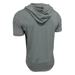 Vue arrière détaillée d'un t-shirt à capuche gris à manches courtes avec surpiqûres