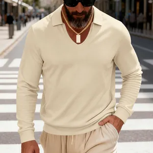 Gros plan d'un polo à manches longues en maille gaufrée beige pour hommes