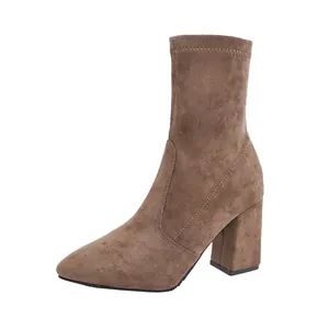 Detailansicht braune Damen-Stiefelette aus Wildleder mit spitzer Zehe und Blockabsatz