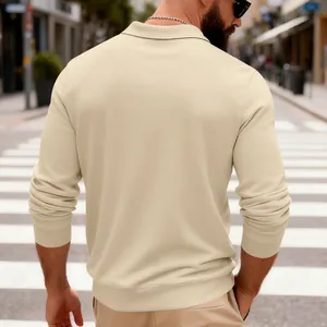 Vue arrière détaillée d'un polo à manches longues pour homme en maille gaufrée beige lourd