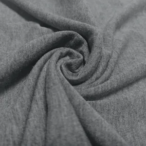 Détail macro du tissu en maille de coton mélangé gris doux pour haut de base t-shirt