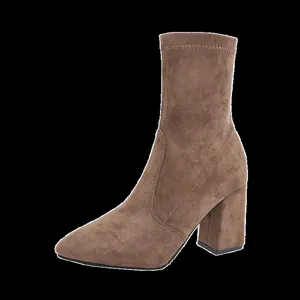 Nahaufnahme brauner Wildleder-Stiefeletten mit spitzer Zehenpartie und Blockabsatz.
