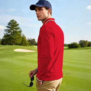Vue détaillée d'un polo de golf à manches longues rouge pour homme avec col rayé