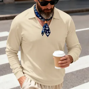 Vue détaillée du polo à manches longues en maille gaufrée beige pour hommes avec col en V