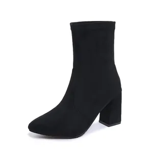 Eleganter schwarzer Wildleder-Stiefelette mit spitzer Kappe und stabilem Blockabsatz.
