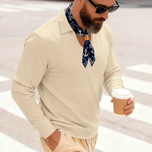 Gros plan de style de vie d'un polo à manches longues en maille gaufrée beige pour homme