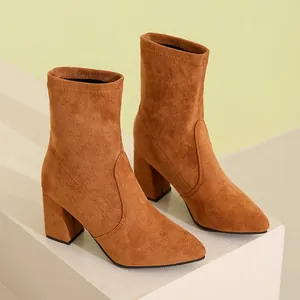 Detailansicht hellbrauner Stiefeletten aus Wildlederimitat mit Blockabsatz
