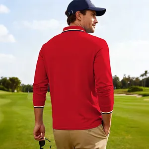 Vue arrière détaillée d'un polo de golf rouge à manches longues pour hommes au vert.