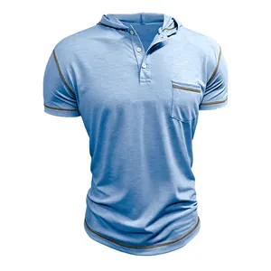 T-shirt Henley à capuche bleu clair à manches courtes avec coutures contrastées et poche.