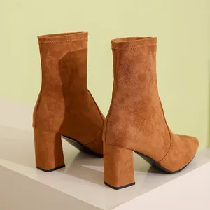 Seitenansicht der braunen Wildleder-Stiefeletten mit spitzer Kappe und Blockabsatz
