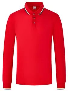 Détail d'un polo rouge à manches longues avec col rayé et poignets côtelés élégants.
