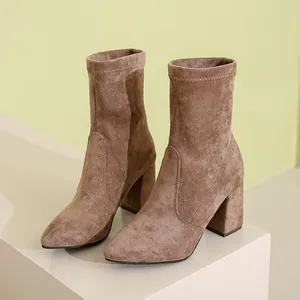 Detailansicht brauner Wildleder-Stiefeletten mit spitzer Zehenpartie und Blockabsatz.