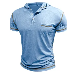 T-shirt Henley à capuche bleu clair à manches courtes et détails de coutures contrastées