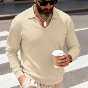 Détail du polo à manches longues en maille gaufrée beige pour homme en milieu urbain