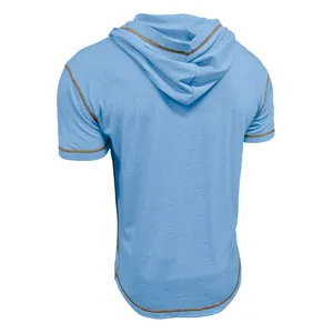 Vue arrière détaillée d'un t-shirt à capuche bleu clair à manches courtes et coutures brunes