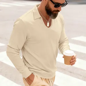 Vue détaillée d'un polo à manches longues en maille gaufrée beige avec col à revers
