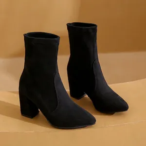 Detailansicht stilvoller schwarzer Stiefeletten aus Wildlederimitat mit spitzer Zehenpartie