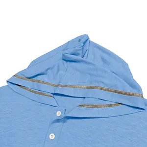 Gros plan d'un t-shirt Henley bleu à capuche avec coutures contrastées.