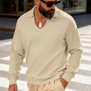 Vue détaillée de la texture en maille gaufrée d'un polo beige à manches longues pour hommes