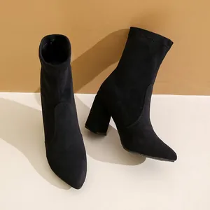 Elegante Stiefeletten aus schwarzem Wildleder mit Blockabsatz und spitzer Zehenpartie