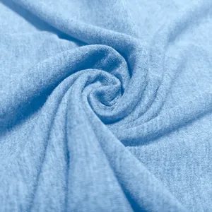 Gros plan sur la texture du tissu en jersey bleu clair doux pour les t-shirts henley
