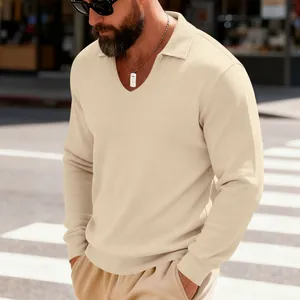 Détail d'un polo à manches longues en maille gaufrée beige pour hommes avec col V