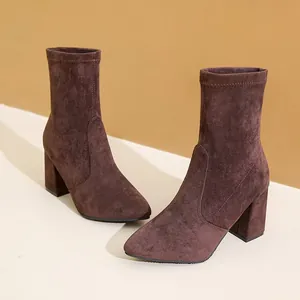 Detailansicht eleganter brauner Wildlederstiefeletten mit spitzer Zehenpartie und Blockabsatz