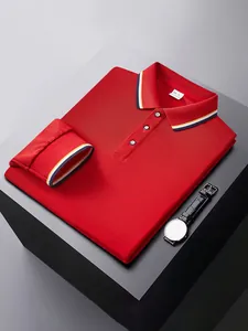 Polo à manches longues rouge avec col et poignets à rayures