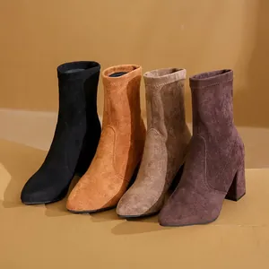 Vier Paar Ankle Boots aus Wildleder mit spitzer Zehenpartie und Blockabsatz in Erdtönen