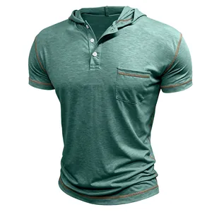 Détail du t-shirt Henley à capuche vert à manches courtes avec coutures contrastées