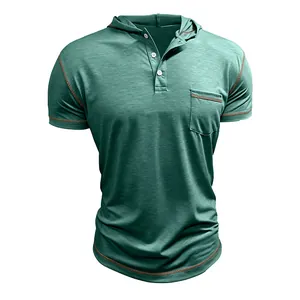 Vue détaillée du t-shirt Henley à capuche vert avec coutures contrastées et poche poitrine
