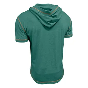 Vue arrière d'un t-shirt à capuche vert sarcelle avec coutures orange contrastées