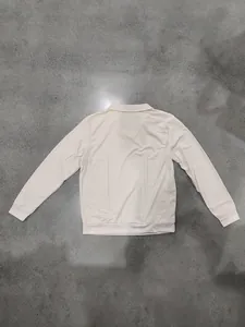 Polo homme en maille gaufrée beige vue de dos, coupe décontractée pour le style américain.