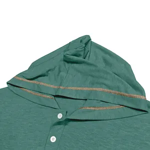 Vue détaillée d'un t-shirt Henley à capuche bleu sarcelle avec boutons et coutures