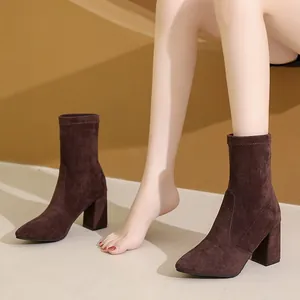 Elegante dunkelbraune Stiefeletten aus Wildleder mit spitzer Zehenpartie und Blockabsatz.