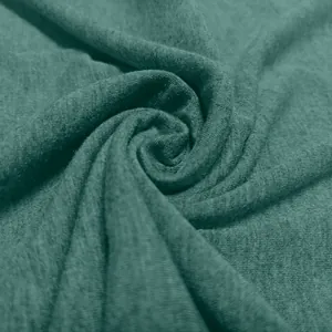 Gros plan sur la texture du tissu en maille vert foncé respirant pour T-shirt Henley homme