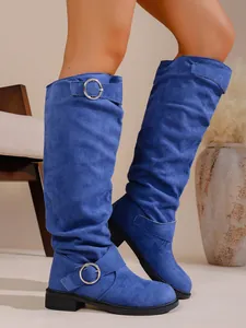 Detailansicht der blauen Wildleder-Stiefel mit modischen silbernen Schnallen-Details