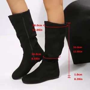 Detaillierte Maße für Schafthöhe und Umfang der schwarzen Slouchy-Stiefel