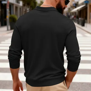 Vue arrière d'un polo à manches longues en maille gaufrée noire pour hommes, coupe décontractée